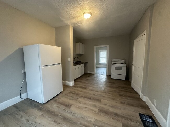 Building Photo - 3 Bedroom West Side House