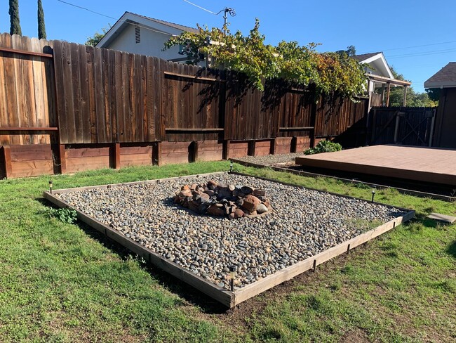 Building Photo - 3 bedroom 2 bath home with HUGE yard in Or...
