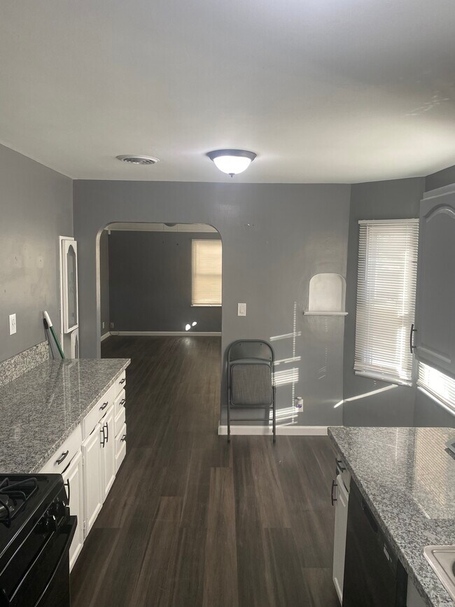 Kitchen - 514 Ray St