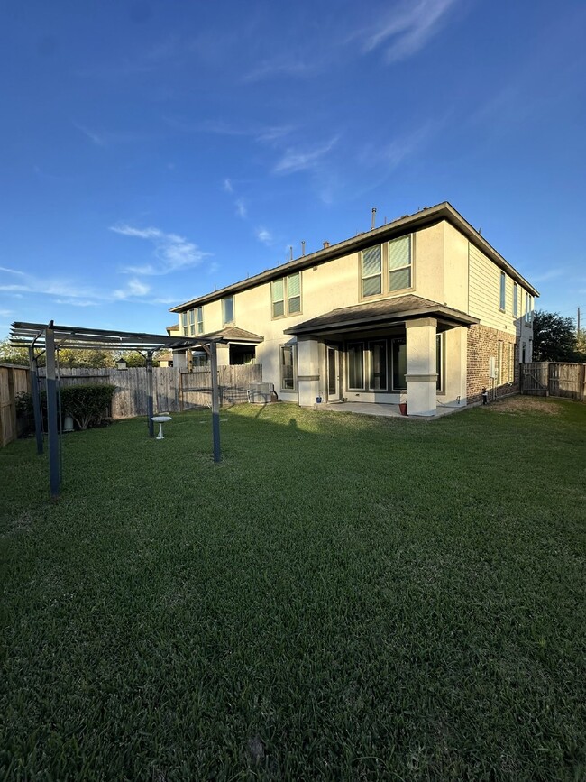 Building Photo - Beautiful Perry Home just steps from Sienn...