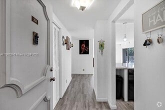 Building Photo - 4200 Hillcrest Dr