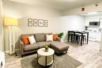 Building Photo - 915 W Whittier Dr