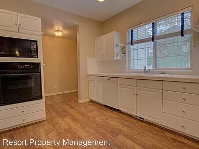 Building Photo - 3 br, 2.5 bath House - 5400 Woodland Dr.