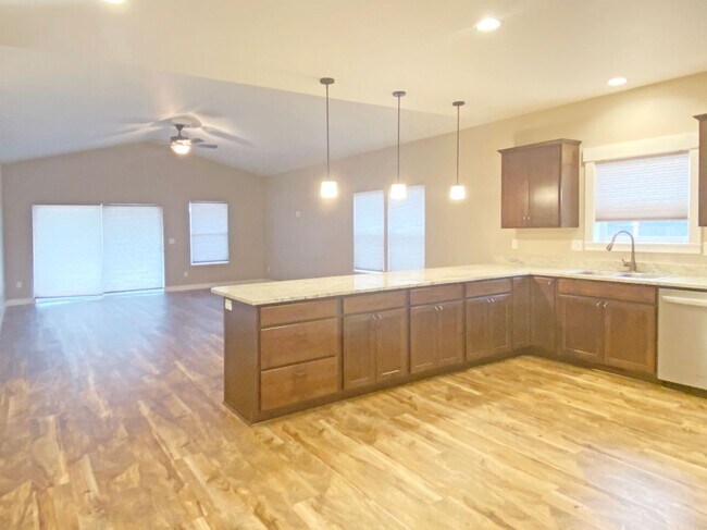 Building Photo - Spacious, Beautiful Newer Home