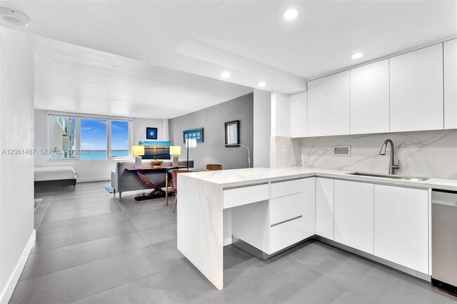 Building Photo - 2301 Collins Ave