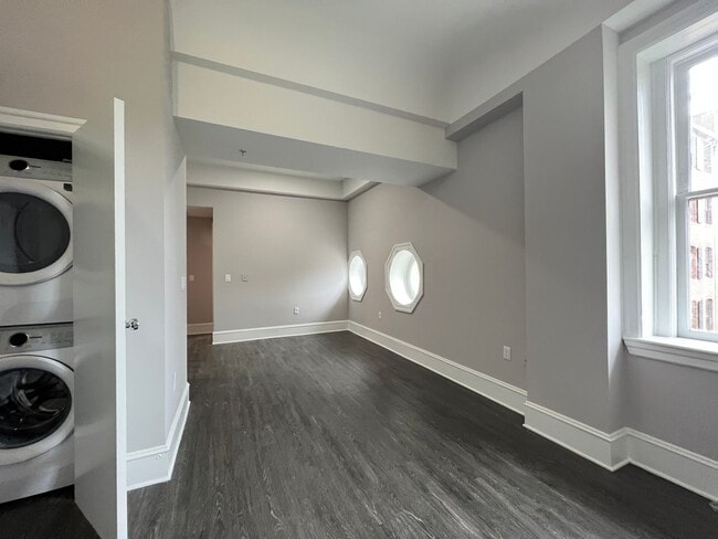 Interior Photo - 306 W Franklin