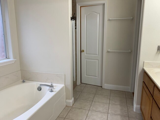 Foto del edificio - 3821 Brockhampton - 4/Bed 2/Bath - $2295/m...