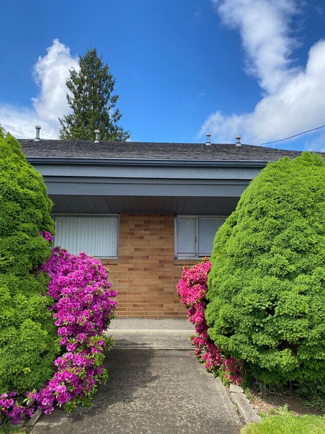 Primary Photo - Downtown Renton Apartment W/S/G and 2 park...
