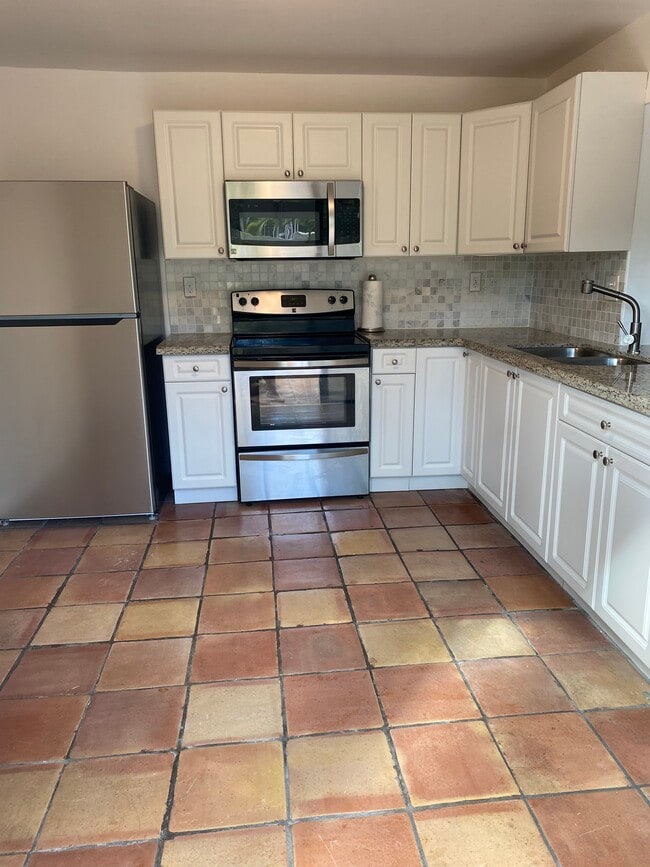 Kitchen - 4700 SW 67th Ave
