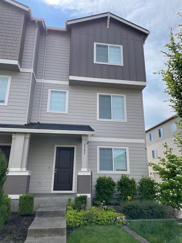 Foto principal - 4-Bedroom Home in Bethany!