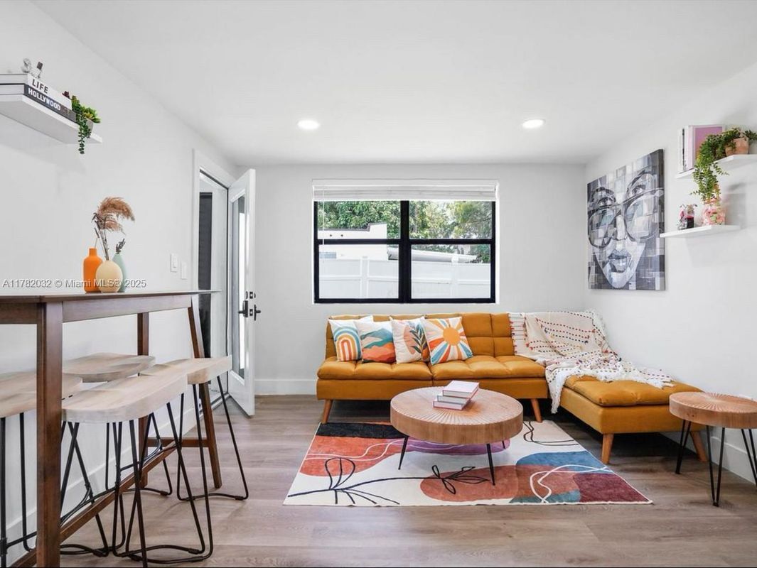 Foto principal - 584 NW 30th St