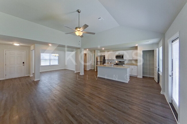 Building Photo - 204 Redwood Ct