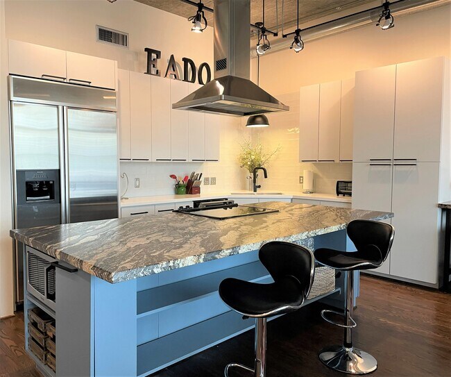 Updated kitchen with plenty of prep space - 505 Bastrop St