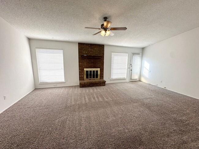 Foto del edificio - 3 Bed 2 Bath Ready to Rent ASAP
