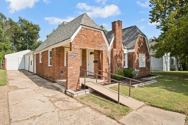 Building Photo - 1704 Cairo Ave