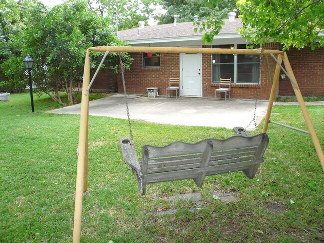 Building Photo - 5513 Delwood Dr