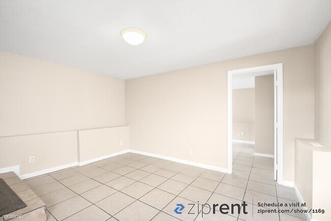 Building Photo - 2 br, 1 bath Triplex - 2121 E 25th St, Oak...