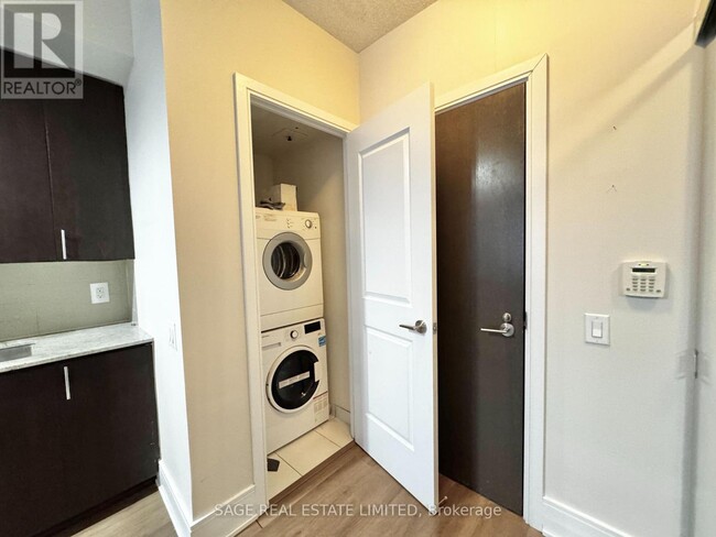 Building Photo - 560 Front St W