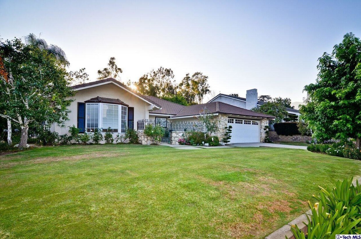 Primary Photo - 533 N Altura Rd