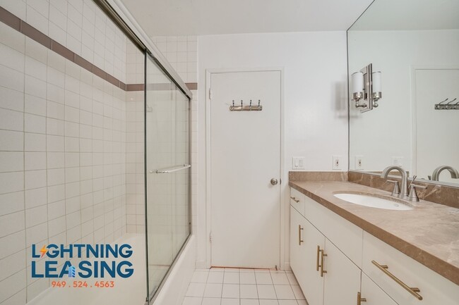 Building Photo - Fantastic 1-Bedroom in Santa Monica – Cozy...