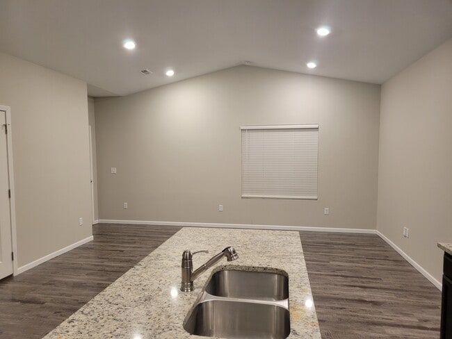 Building Photo - 1311 Azena St