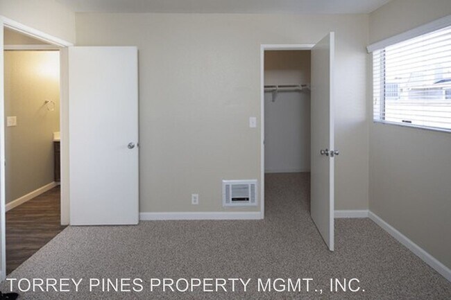 Building Photo - 4739 Mansfield St