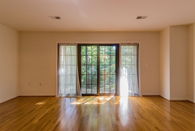 Building Photo - Beautiful 3 Bed 3.5 Bath Brick Interior To...