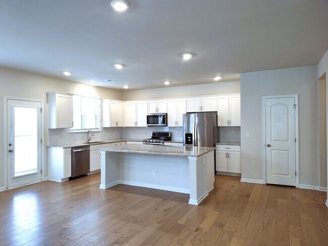 Foto del edificio - Beautiful end-unit 3 bedroom, 2.5 bath Townhome located in the Harmony community in Matthews!