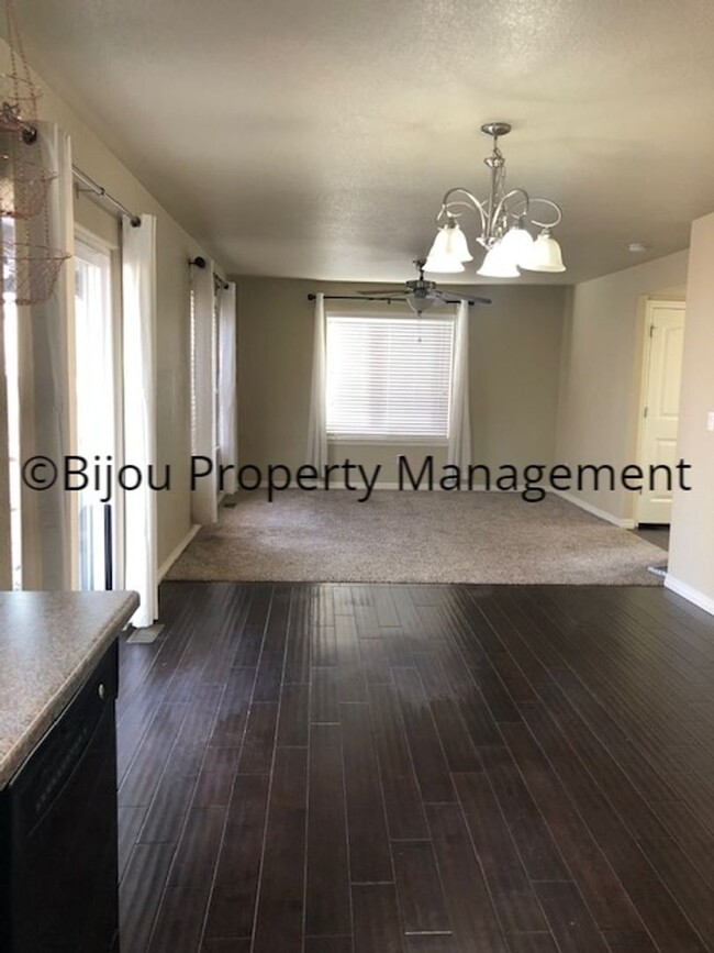 Foto del edificio - Three bedroom, three bath home in Lorson R...