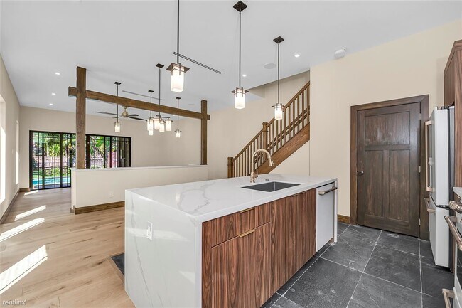 Building Photo - 3 br, 3.5 bath Townhome - 1113 NE 3rd Ave