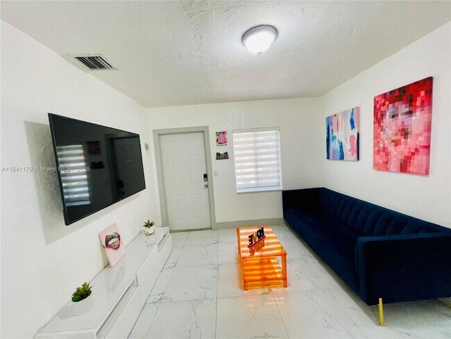 Foto del edificio - 737 NW 41st St