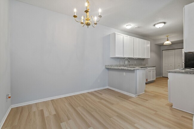 Foto del edificio - 9105 Holly Ln N