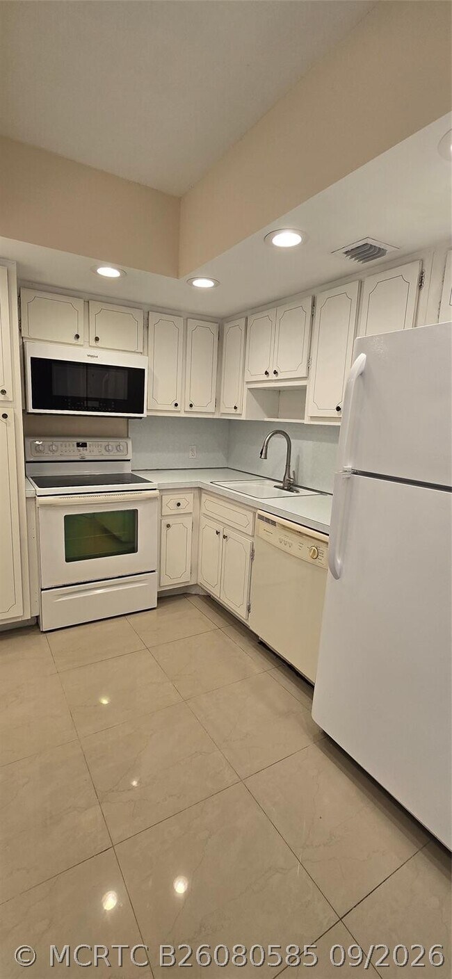 Building Photo - 2950 N Palm Aire Dr