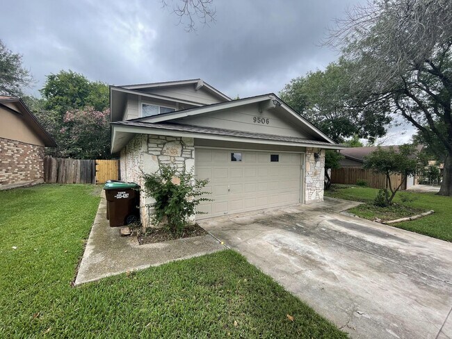 Building Photo - SPACIOUS 3 BEDROOM FEATURING 2 LIVING AREA...