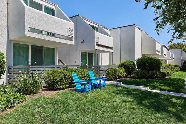 Building Photo - Creekwood Villas