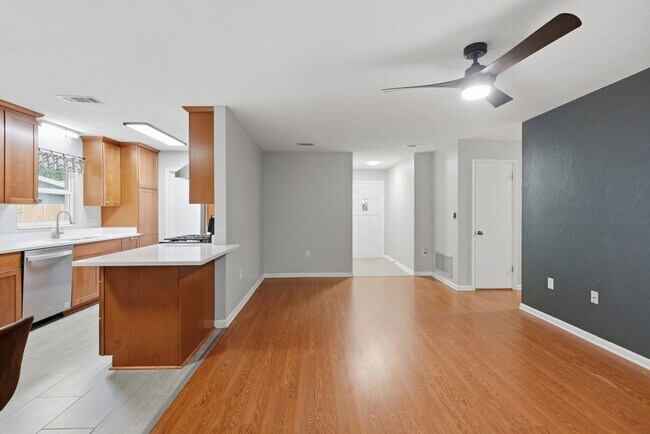 Foto del edificio - Roomy 3 bedroom 2 bath with great fenced yard