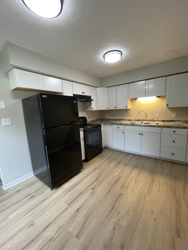 Building Photo - 139 E Vail Dr