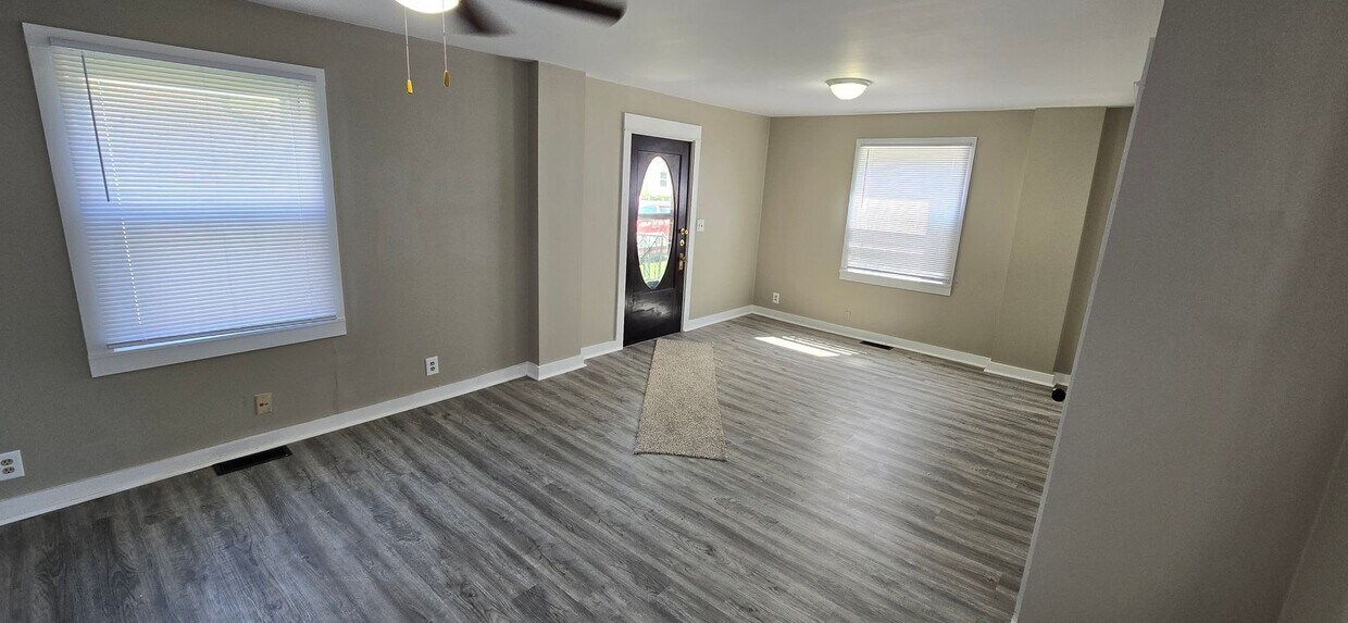 Foto principal - Freshly Updated Interior! 2 Bed 1.5 Bath H...