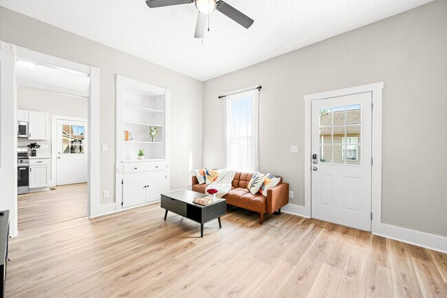 Building Photo - 639 Maple St