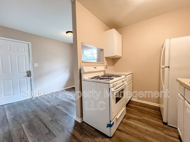 Building Photo - 213 S Elm Ave