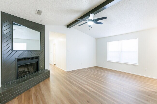 Foto del edificio - Newly Remodeled Modern 2 bedroom with a garage