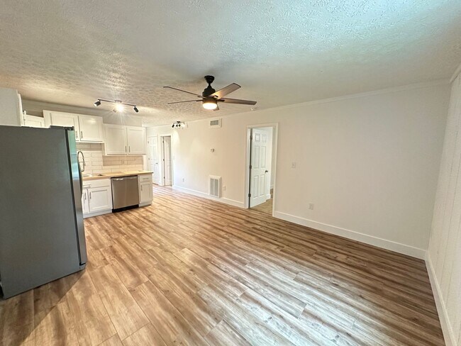Building Photo - Remodeled Detached Above-Garage Hull Apart...