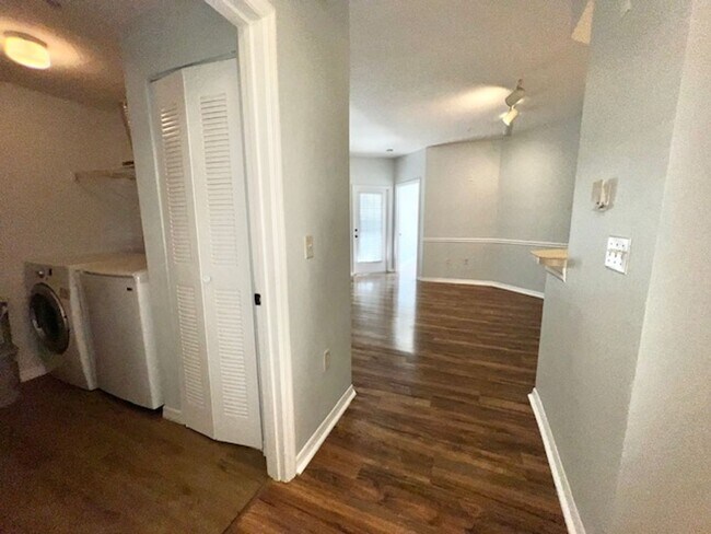 Building Photo - MOVE IN NOW! 2x2 WITH FRESH INTERIOR PAINT & LAMINATE WOOD FLOORING! PRIVATE BALCONY!!!