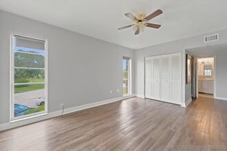 Building Photo - 203 W Greenway Dr