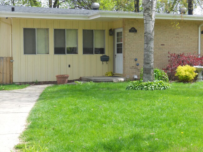 Building Photo - 1615 Reetz Rd
