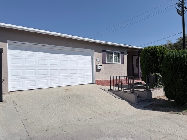 Building Photo - 3082 Thurin Ave