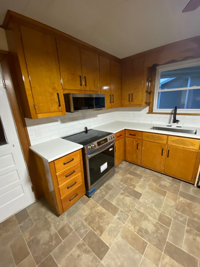 Building Photo - 99 Lyons St