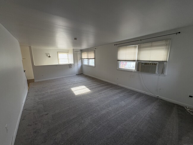 Foto del edificio - 255 Fairfield Woods Rd