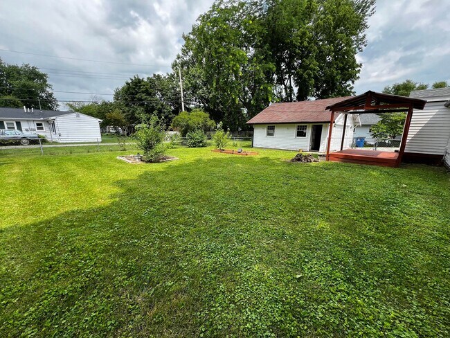 Building Photo - Beautifully Remodeled 3-Bed / 1-Bath Home ...