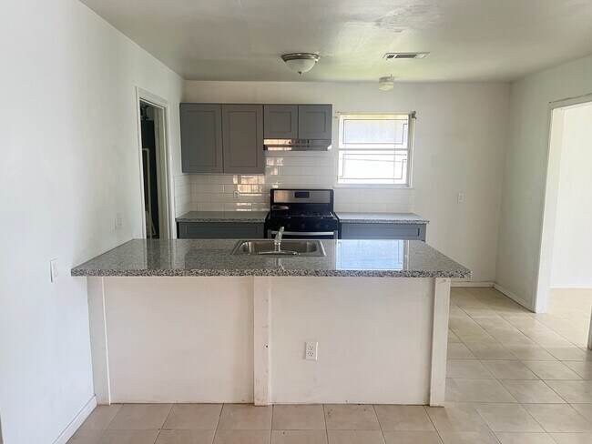Foto del edificio - 6723 Ridgeway Dr